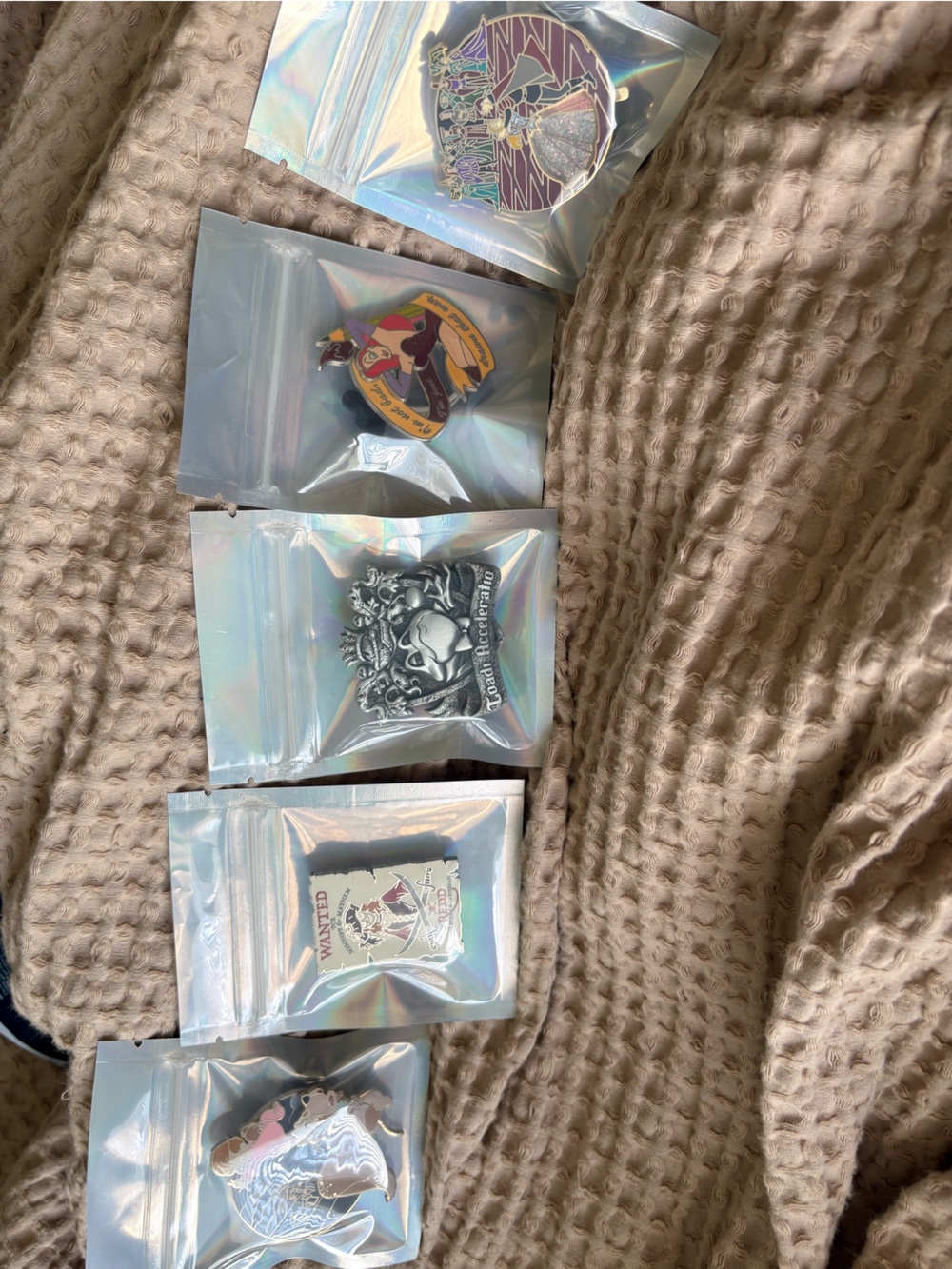 AUTHENTIC DISNEY TRADING PINS - Picture 13 of 13